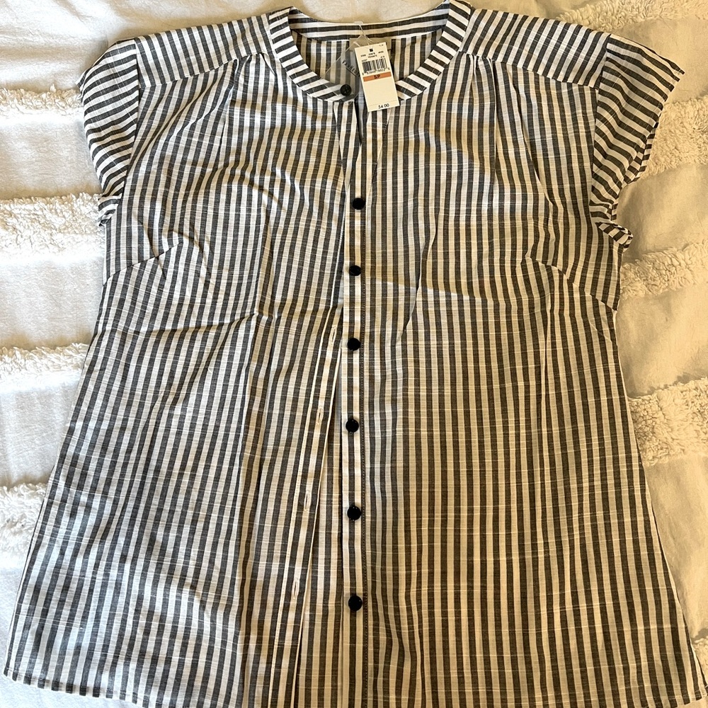 Beautiful short sleeved button up blouse